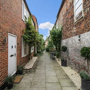 The Mews Cottage, With Parking, Yarm